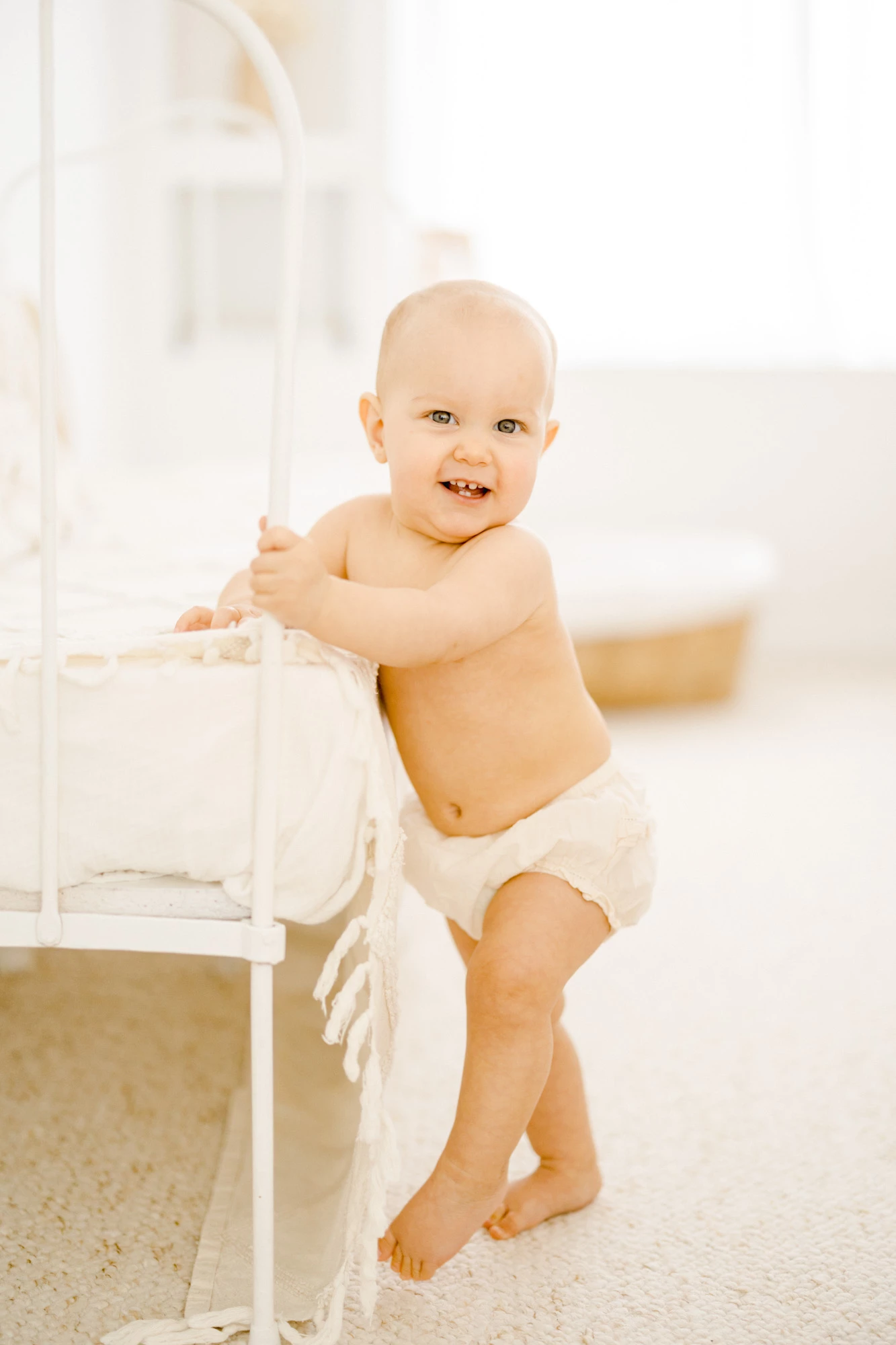 enfant sourire bonheur meubles beige